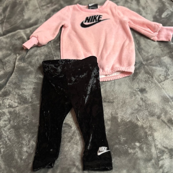 Baby Girl Nike Set - Picture 1 of 3